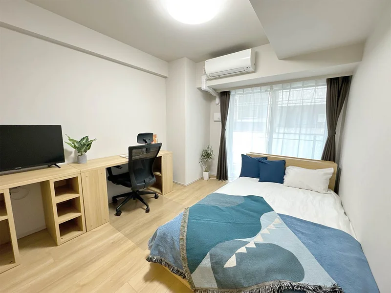 写真はお部屋のイメージです。ラグなどの室内装飾はございません。