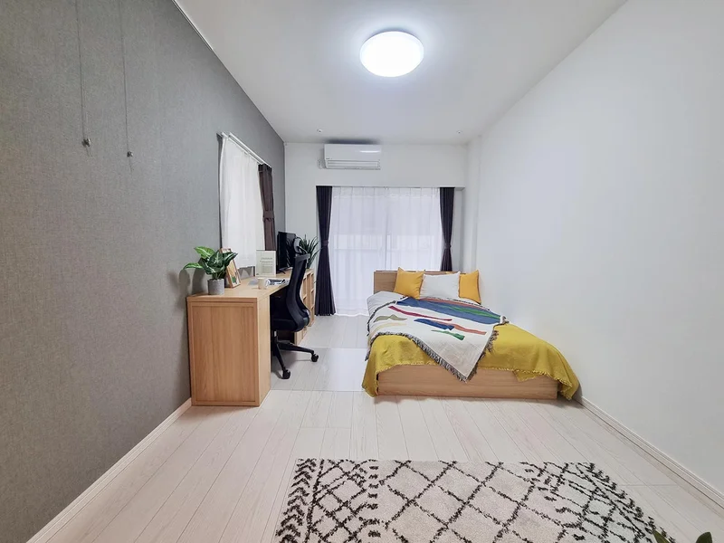 写真はお部屋のイメージです。ラグなどの室内装飾はございません。