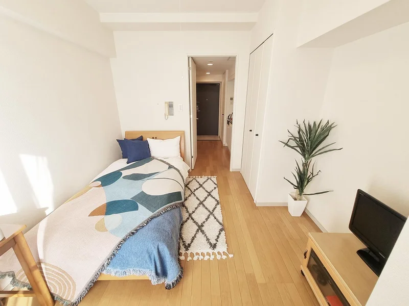 写真はお部屋のイメージです。ラグなどの室内装飾はございません。