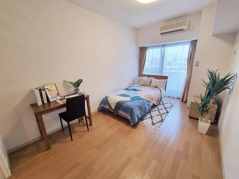 写真はお部屋のイメージです。ラグなどの室内装飾はございません。