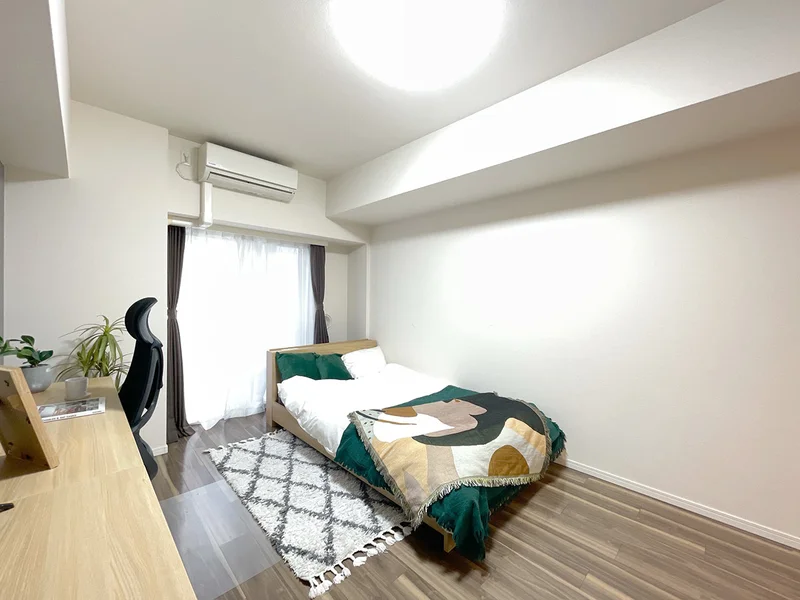 写真はお部屋のイメージです。ラグなどの室内装飾はございません。