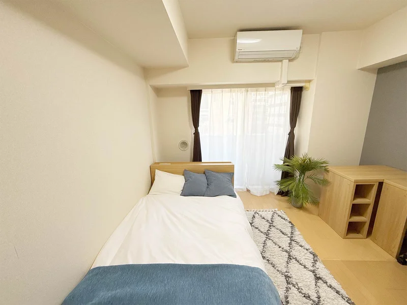 写真はお部屋のイメージです。ラグなどの室内装飾はございません。