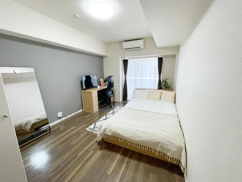 写真はお部屋のイメージです。ラグなどの室内装飾はございません。