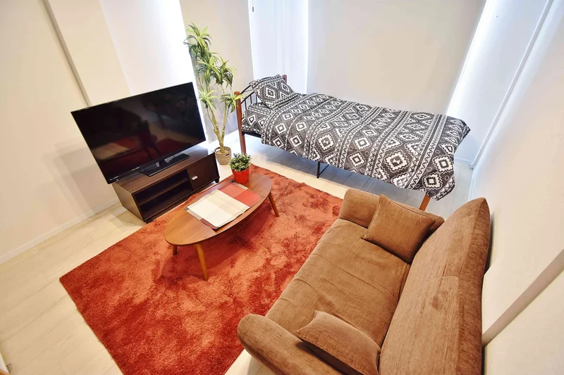 倉敷駅前のウィークリーマンション・マンスリーマンションです。Wi－Fiもインターネットも利用可能です♪利用料金は、宿泊費と清掃料金のみでご利用頂けるので、倉敷駅前では非常にリーズナブルな料金設定となっております。１泊5,000円～8,000円が平均なので、お財布にも優しいですね!!近隣コインパーキング多数あり、１日300円で停め放題なので使い方次第で節約できちゃいますね(*^^)v