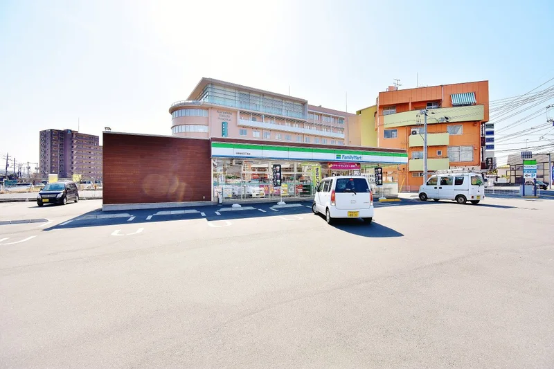 ファミリーマート倉敷老松5丁目店まで徒歩6分、450ｍ。