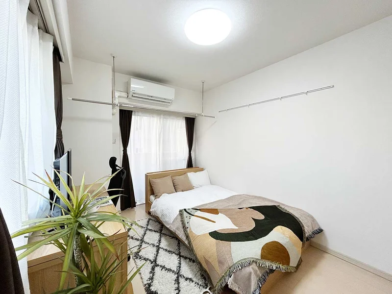 写真はお部屋のイメージです。ラグなどの室内装飾はございません。