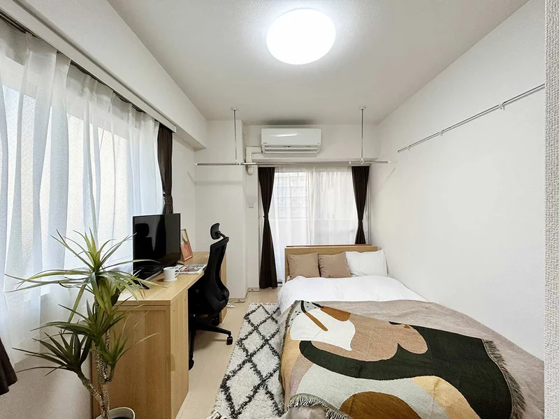 写真はお部屋のイメージです。ラグなどの室内装飾はございません。