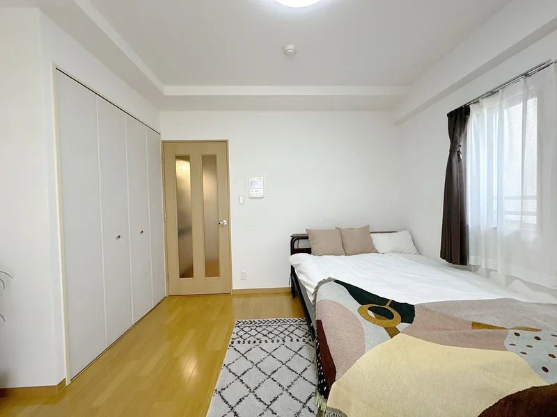 写真はお部屋のイメージです。ラグなどの室内装飾はございません。