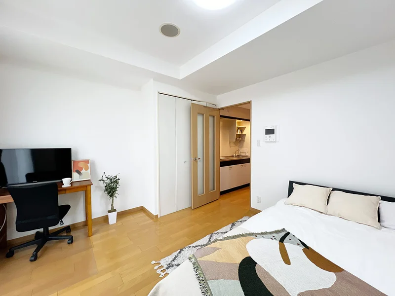 写真はお部屋のイメージです。ラグなどの室内装飾はございません。