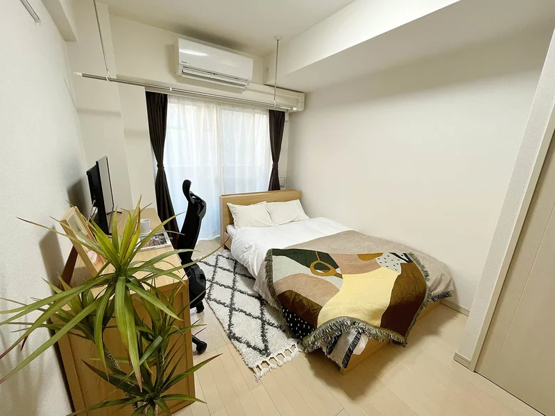 写真はお部屋のイメージです。ラグなどの室内装飾はございません。