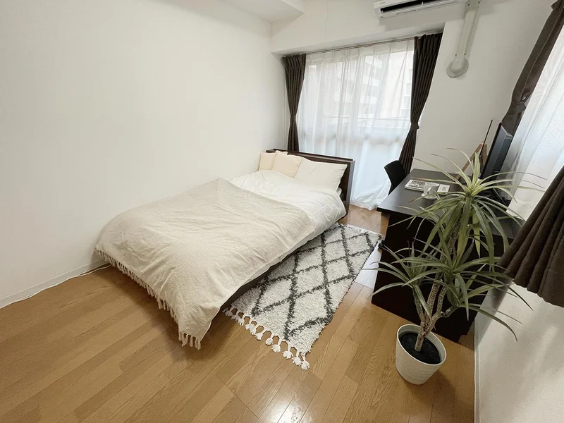 写真はお部屋のイメージです。ラグなどの室内装飾はございません。