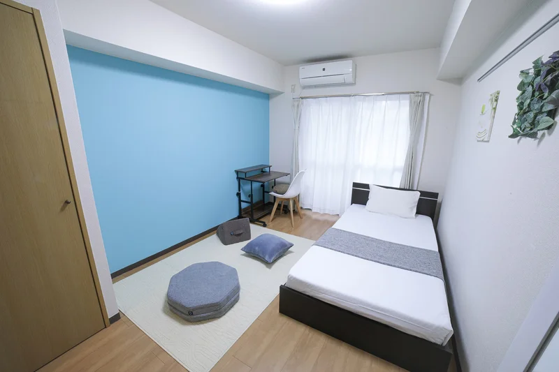 ブルーのアクセントクロスで食欲やストレスの軽減・集中力もアップ！