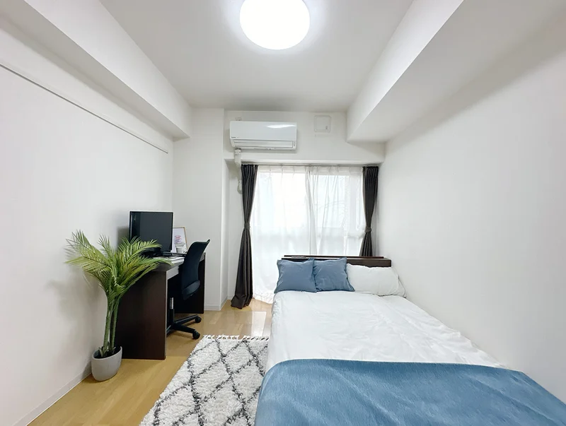 写真はお部屋のイメージです。ラグなどの室内装飾はございません。