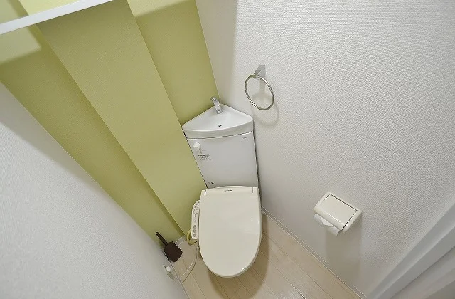 ウォシュレットつきのトイレです。老若男女皆様に安心してご利用いただけますね☆トイレにもトイレ用洗剤とトイレ用ブラシをご用意しておりますので長期ご利用の場合の気になる汚れなどもお掃除して頂けます＾＾全室随時ご入居の募集を行っておりますので、空室確認やお問い合わせはお問い合わせフォームからお待ちしております♪