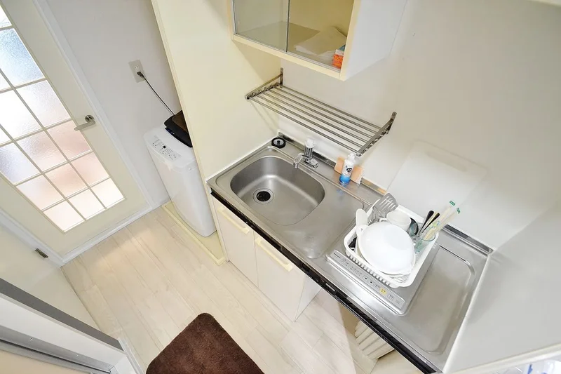 キッチンには全室冷蔵庫・ケトル・炊飯器・鍋・フライパン・食器類（お皿・グラス・マグカップ・茶碗・汁椀・フォーク・スプーン・包丁・まな板・お玉・フライ返し・ボウル・ザルなど）をご用意しております♪食材さえご購入いただければ自炊をしていただけますので長期ご利用のお客様でも安心ですね！