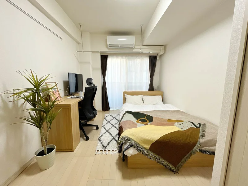 写真はお部屋のイメージです。ラグなどの室内装飾はございません。