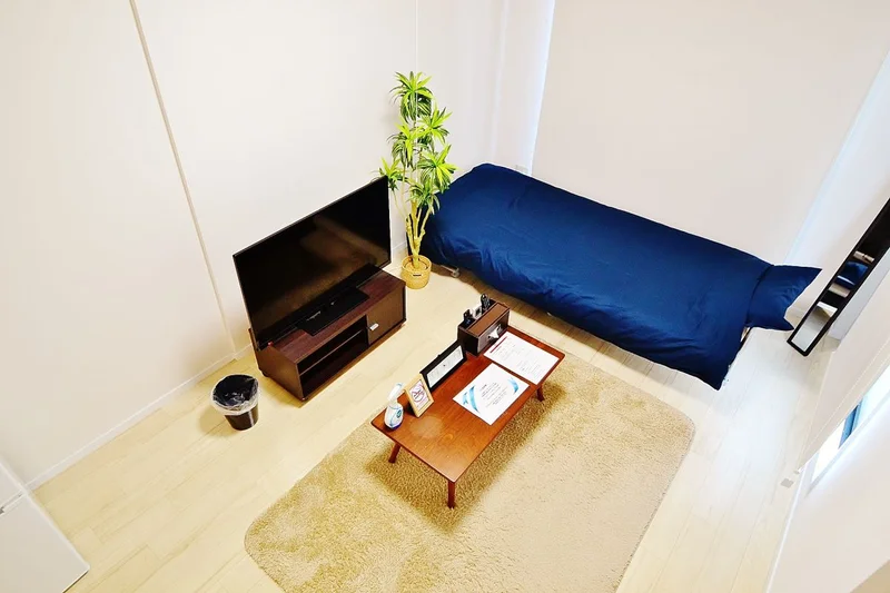 お部屋には、ベッド・寝具・ソファ・ローテーブル・テレビ・テレビボード・掃除機・パラソルハンガー・全身鏡・ﾃｰﾌﾞﾙ鏡・時計・お部屋用消臭剤・ダストボックスなどご用意しております！ごゆっくりおくつろぎいただけるかと思います☆