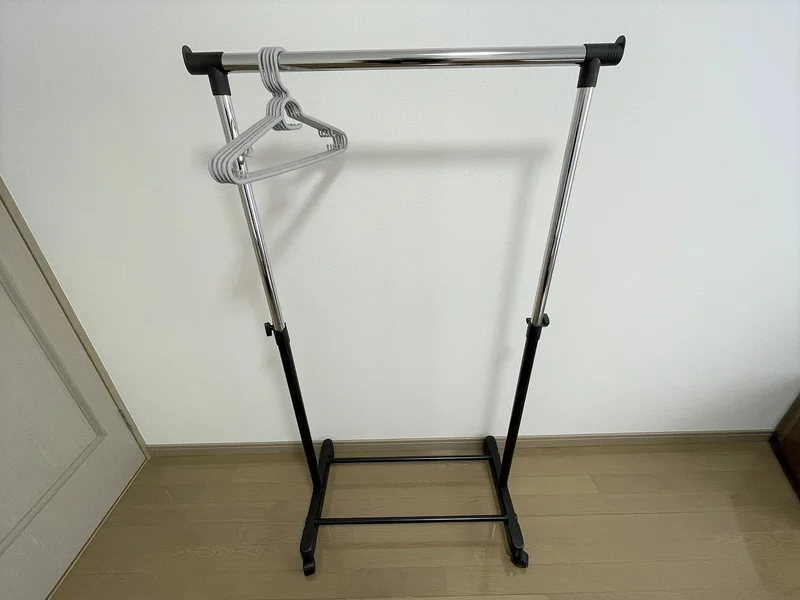 ラック付きなので、そのまま衣類をかけることができます♪