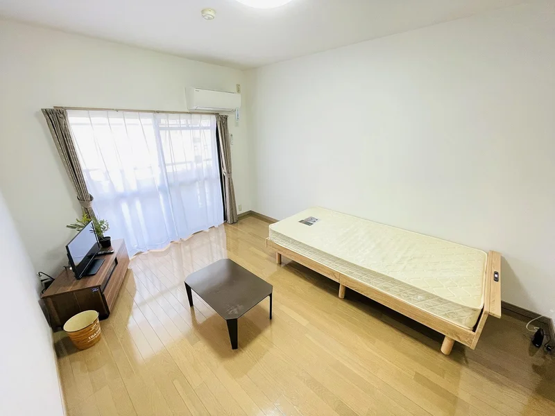 自宅で暮らすようなゆったりとした空間が魅力的♪出張の方はもちろん、学生さんや観光でいらっしゃる方にもSマンスーのお部屋は家具・家電・備品の充実度が高いため大変ご好評いただいております。