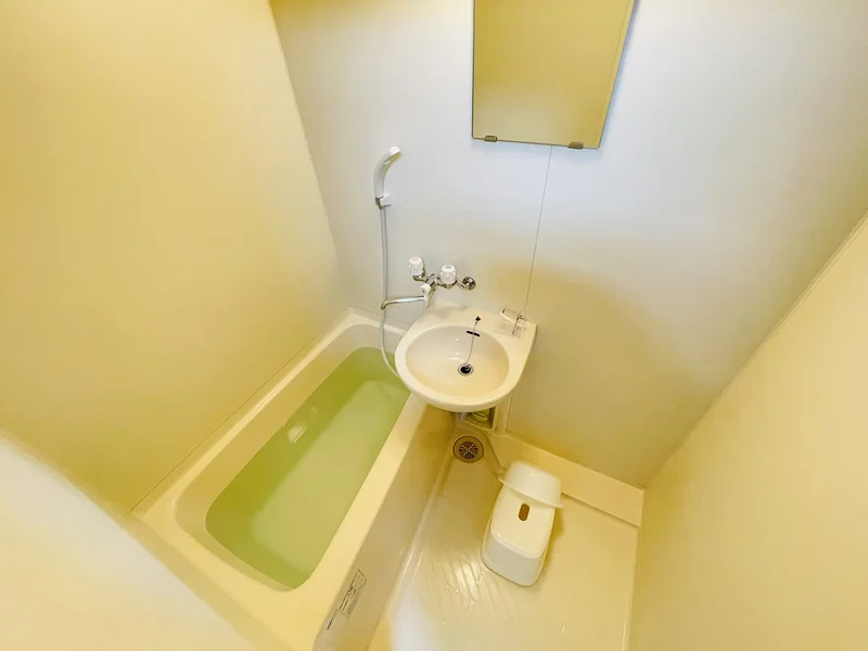 バストイレは別♪バスルームには風呂桶・風呂イス・風呂用洗剤・スポンジをご用意しておりますのでぜひご活用ください！