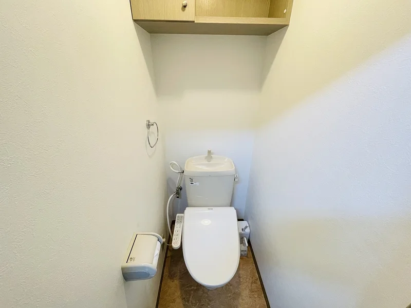 ウォシュレットつきのトイレです。老若男女皆様に安心してご利用いただけますね☆トイレにもトイレ用洗剤とトイレ用ブラシをご用意しておりますので長期ご利用の場合の気になる汚れなどもお掃除して頂けます＾＾