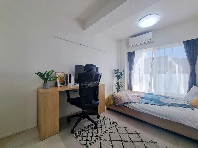 写真はお部屋のイメージです。ラグなどの室内装飾はございません。