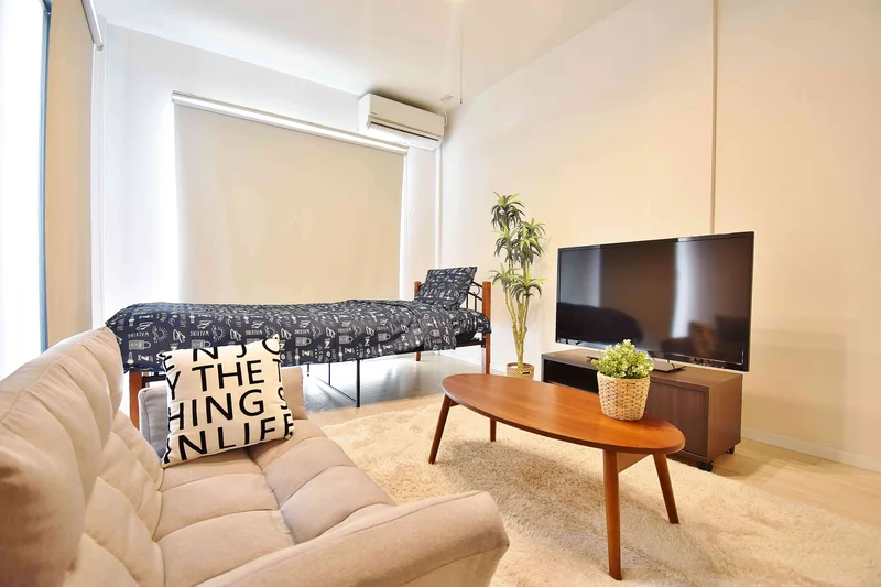 ベッド、ソファー、TV、テレビ台、テーブル、エアコン、DVDプレイヤー、清潔な寝具もご用意しております☆使用料金は、すべて０円♪宿泊費と清掃料金のみでご利用頂けます!!水道、光熱費も込みなので、格安ウィークリーマンションですね(^_-)-☆