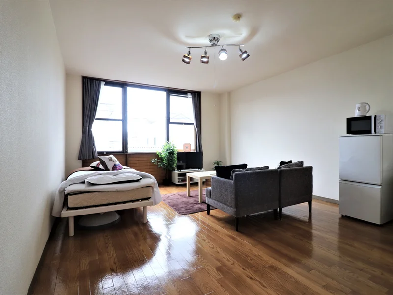 広いワンルームタイプの部屋で、ゆったりお過ごしいただけます。リネン類の取り揃えも豊富にございます。