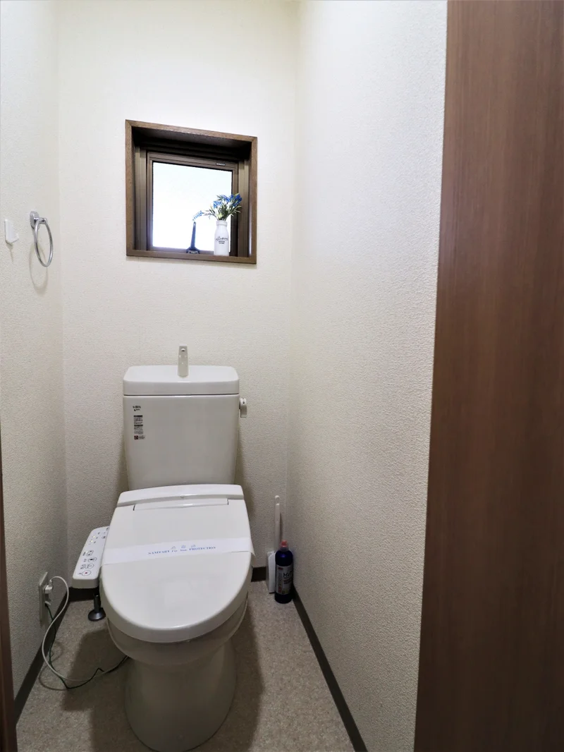 シャワートイレ機能付きトイレ　トイレブラシや洗剤も標準品となっているので清潔に保っていただけます。