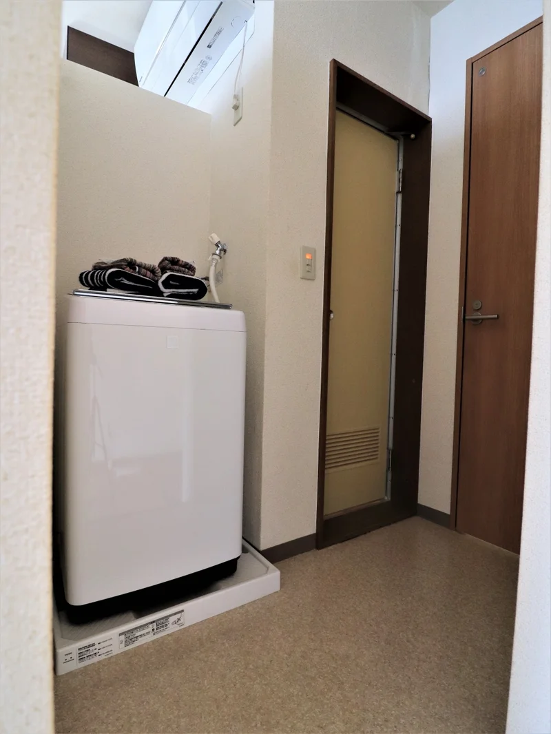 屋内洗濯機置き場　コインランドリーに行かなくても毎日衣類やリネン類など洗濯できて便利！