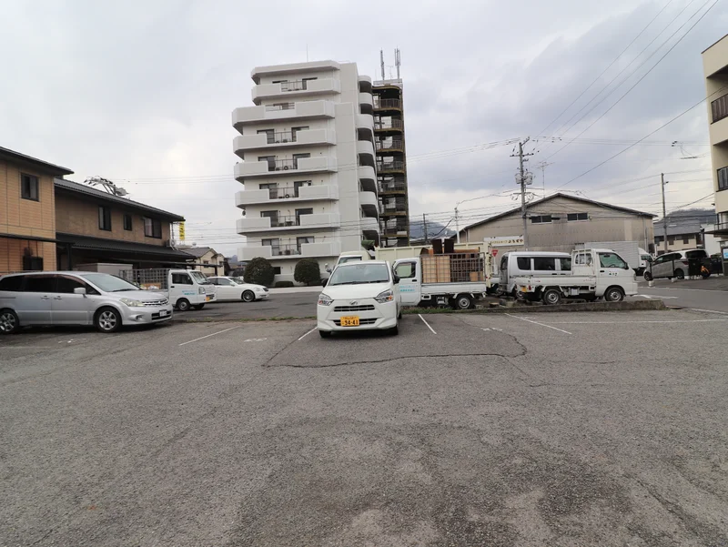 敷地外駐車場　車を利用される方にも便利な立地となっています。