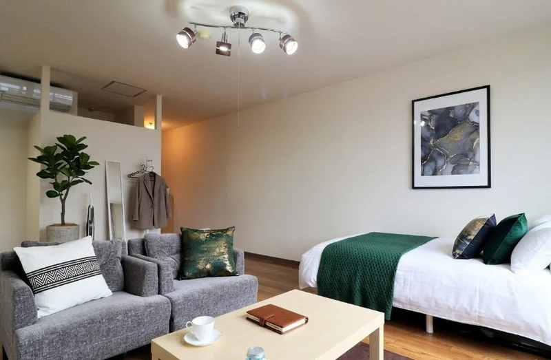 ソファ付きの１Rタイプのお部屋です。　ビジネスホテルより割安で経費削減も可能！　自宅のように寛いでいただける内装となっております。※植木と額とクッションなどの装飾は写真用です。