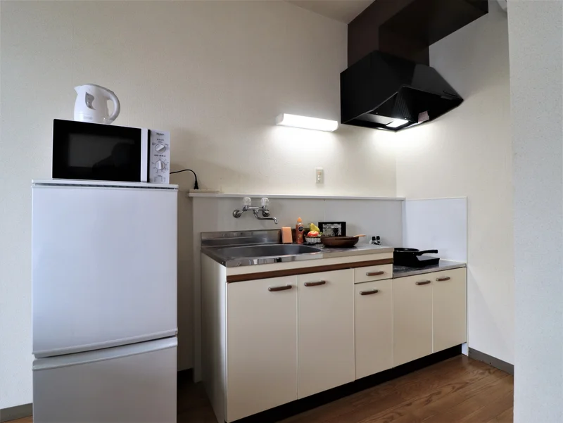 卓上IHコンロ付きキッチン！　お手入れが簡単です。　食器類や調理器具などもご用意しておりますので自炊が可能です。