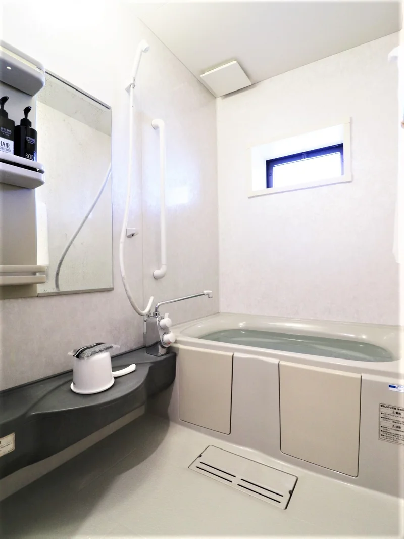 お風呂トイレ別で、広い湯船あり！　ゆったりと入浴いただけます。　シャンプーコンディショナー・ボディーソープもそろっております。