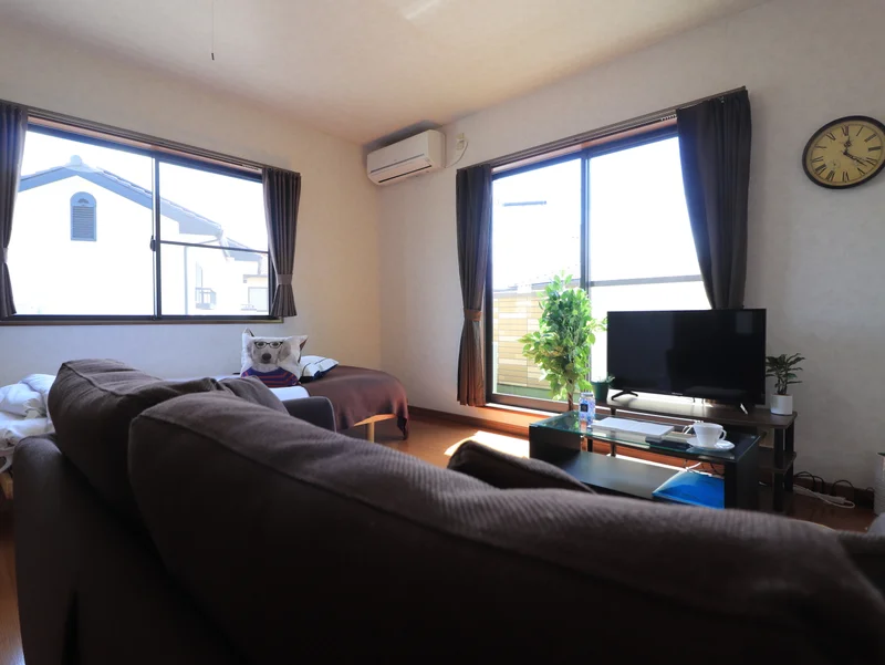 窓が2面あるので、外光を取り込みやすいので、室内が明るいです。　テレビを見ながら仕事終わりや休日もくつろいでいただけます！