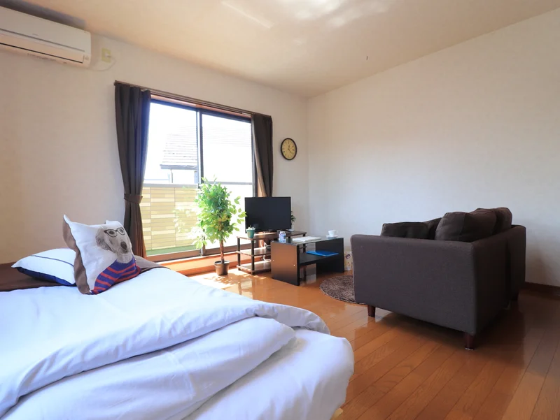 白を基調として木目調の床のため、お洒落な洋室です。　落ち着いたインテリアが魅力的！