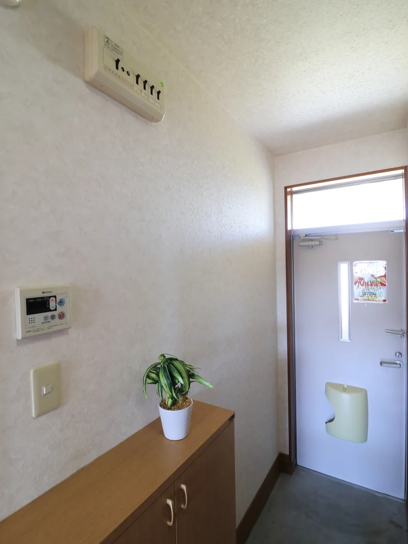 玄関周辺にブレーカーと給湯スイッチがあります。　玄関～キッチンスペースも広々！