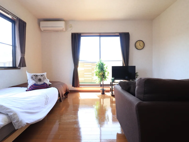 広めの洋室で、ゆったりお過ごしいただけます。　家具家電充実で一人暮らしに十分な広さのお部屋！