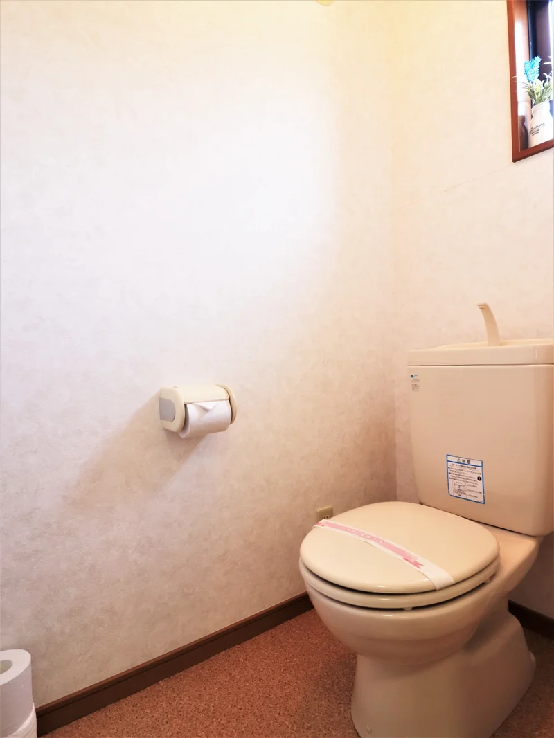 洋式水洗トイレ　バストイレ別が嬉しい！　トイレットペーパーや掃除用品など備品類は標準品です♪