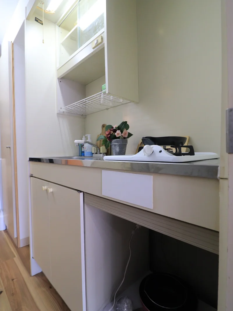 1口ガスキッチン　調理器具や食器類などご用意しております。　自炊できて健康面に考慮！