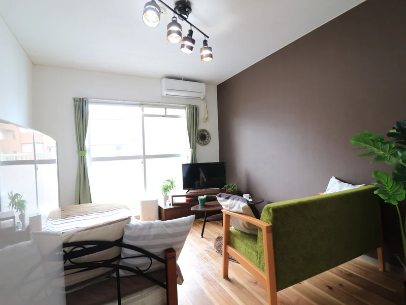 ソファ付き１Kタイプのお部屋です。　家具家電付きマンスリーマンションで入居当日から自宅のようにお寛ぎいただけます。　照明おしゃれなお部屋！