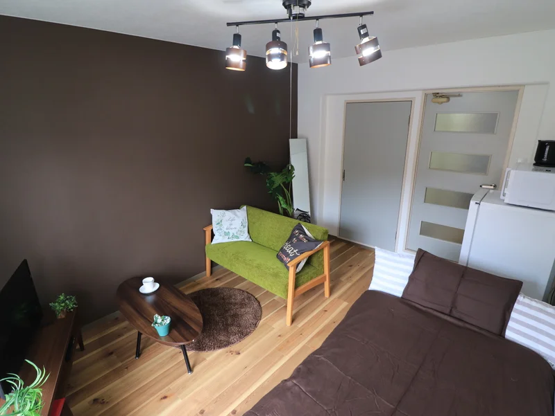 広めのお部屋でゆったり過ごせます。　ホテルにはないラインナップの家具家電で満足度が高い！