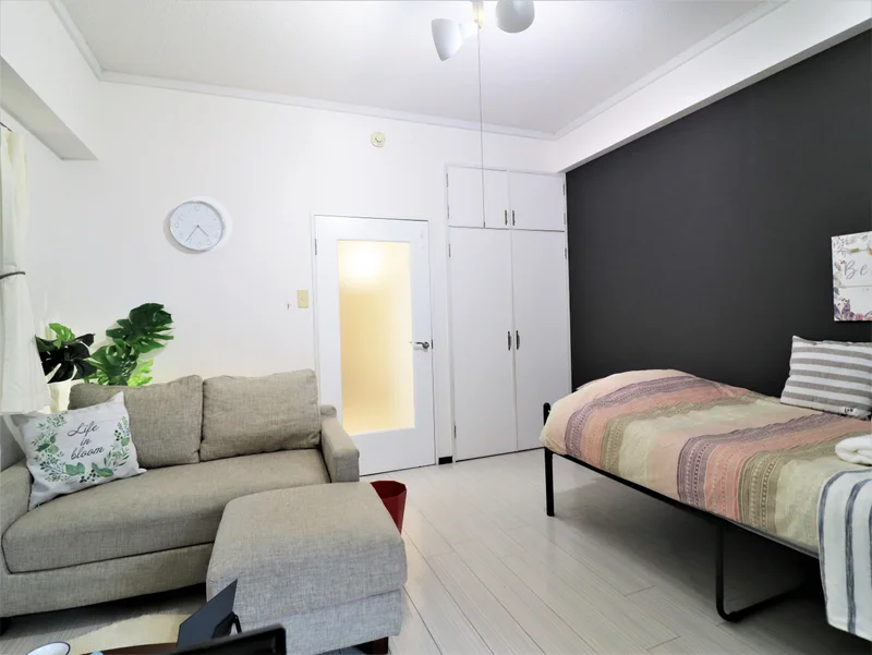 白を基調とした清潔感のあるお部屋です。　家具家電だけでなく備品類も充実！　オットマン付きソファで足がのばせてリラックスできます♪