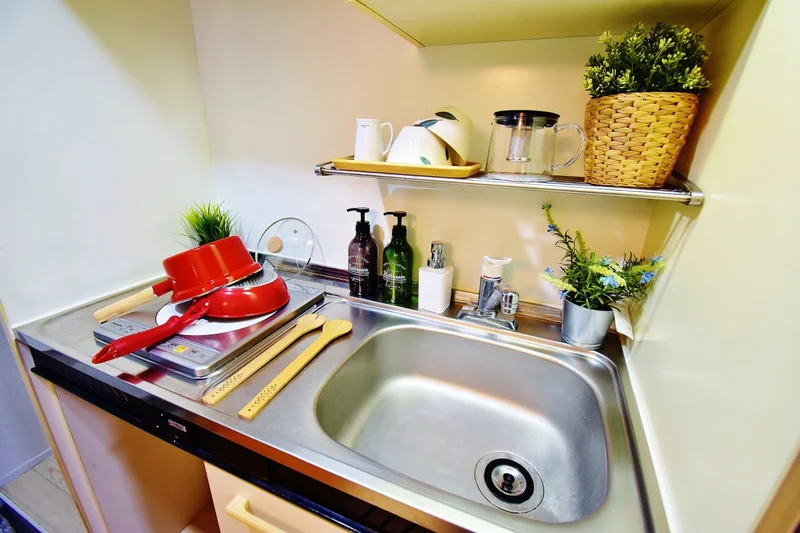 キッチンには冷蔵庫・ケトル・炊飯器・鍋・フライパン・食器類をご用意しております♪食材さえあれば自炊ができます☺