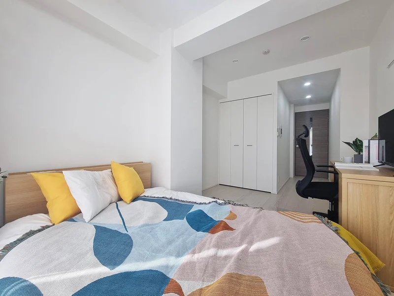 写真はお部屋のイメージです。ラグなどの室内装飾はございません。