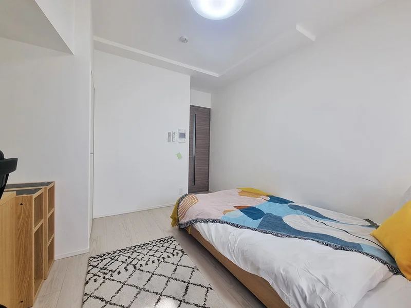 写真はお部屋のイメージです。ラグなどの室内装飾はございません。