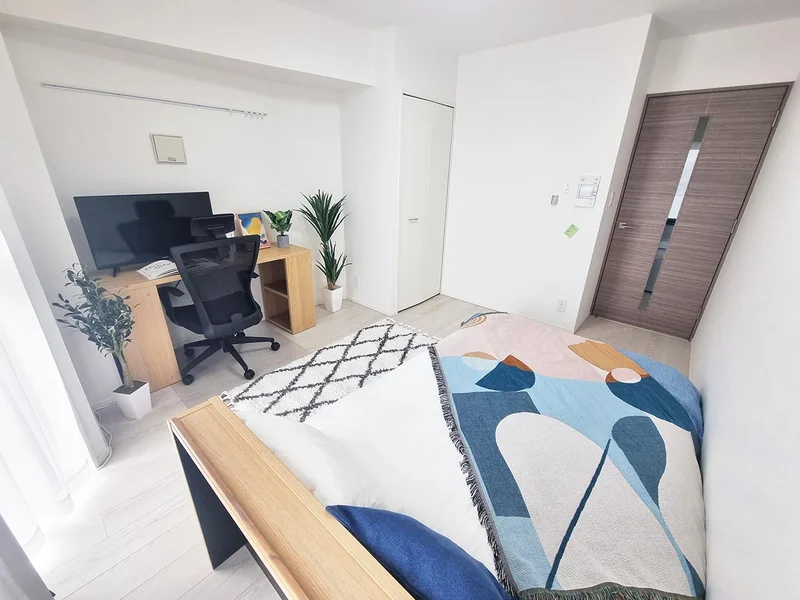 写真はお部屋のイメージです。ラグなどの室内装飾はございません。