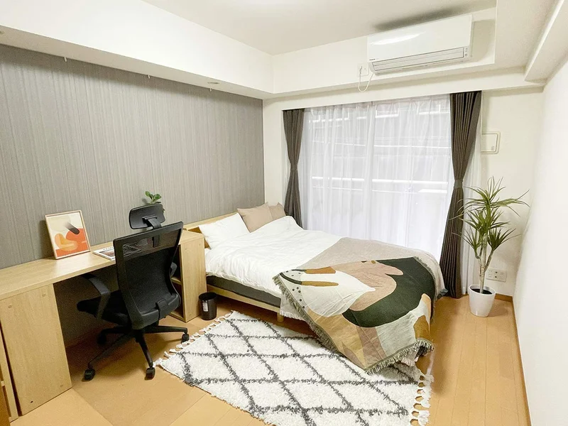 写真はお部屋のイメージです。ラグなどの室内装飾はございません。