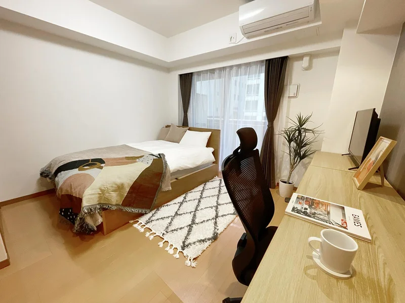 写真はお部屋のイメージです。ラグなどの室内装飾はございません。