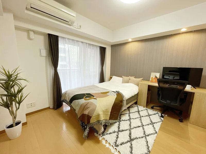 写真はお部屋のイメージです。ラグなどの室内装飾はございません。